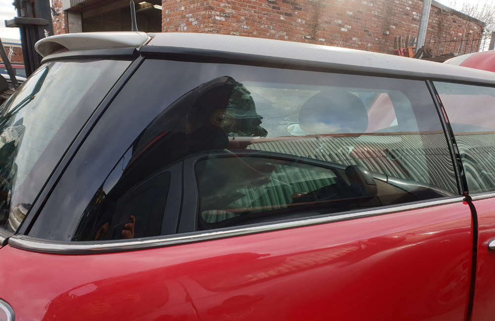 Mini One One Quarter window glass driver side rear